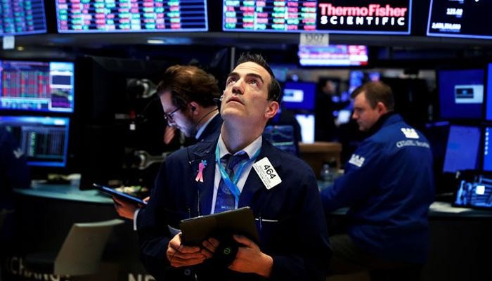 Các nhà giao dịch cổ phiếu trên sàn NYSE ở New York, Mỹ - Ảnh: Reuters.