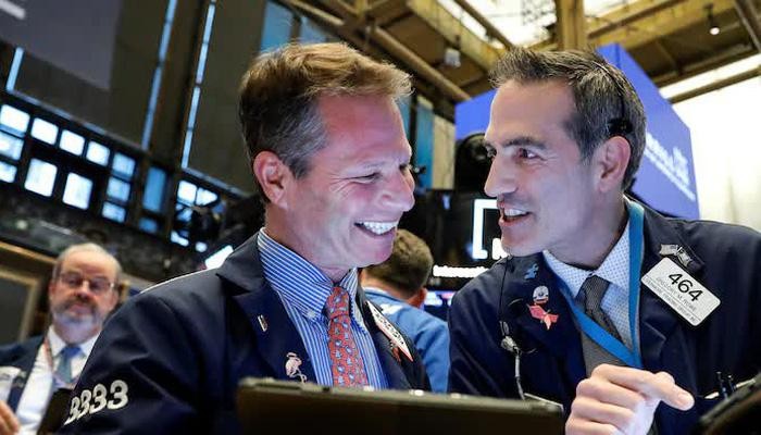 Các nhà giao dịch cổ phiếu trên sàn NYSE ở New York, Mỹ - Ảnh: Reuters.