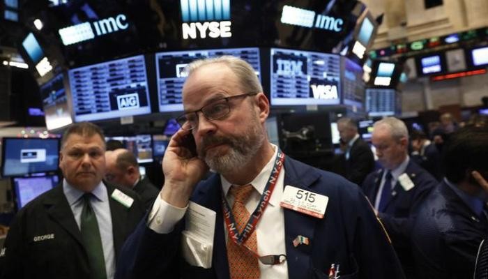 Các nhà giao dịch cổ phiếu trên sàn NYSE ở New York, Mỹ - Ảnh: Reuters.