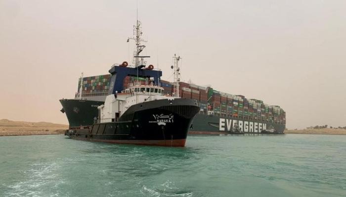 Một tàu container khổng lồ bị mắc kẹt ở kênh đào Suez ngày 24/3 - Ảnh: Reuters.