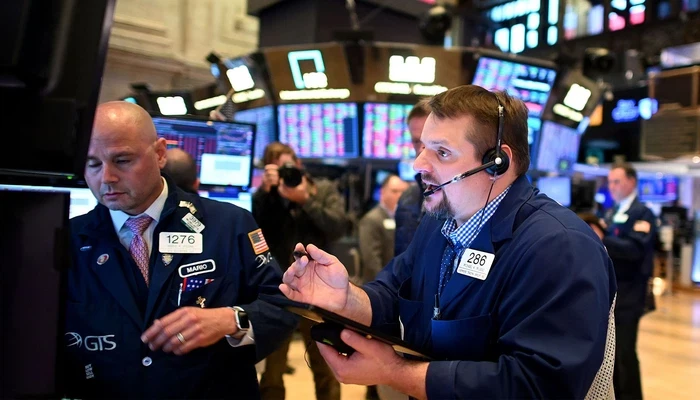 Các nhà giao dịch cổ phiếu trên sàn NYSE ở New York, Mỹ - Ảnh: Reuters.