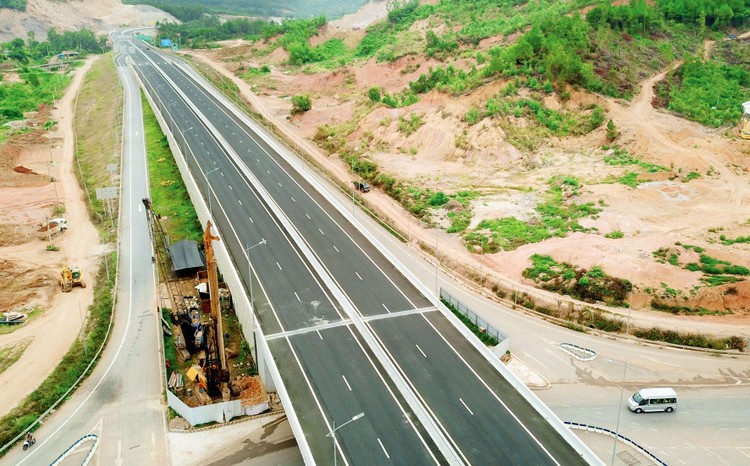 Nhiều đại biểu Quốc hội kỳ vọng giai đoạn tới việc thu hút nguồn lực tư nhân cho các dự án lớn theo phương thức PPP cần được triển khai hiệu quả hơn. Ảnh: Lê Tiên