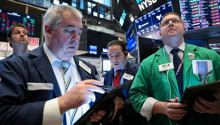 Các nhà giao dịch cổ phiếu trên sàn NYSE ở New York, Mỹ - Ảnh: Reuters.