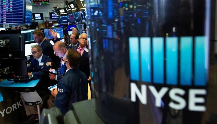 Các nhà giao dịch cổ phiếu trên sàn NYSE ở New York, Mỹ - Ảnh: Reuters.