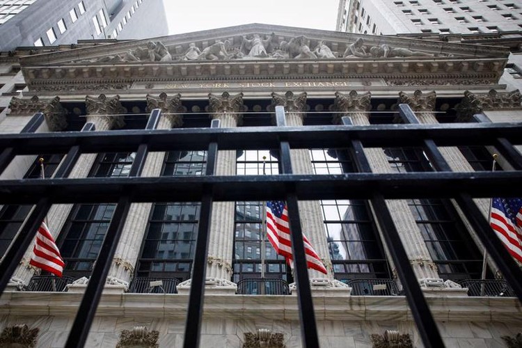 Mặt trước của Sở giao dịch chứng khoán New York (NYSE) - Ảnh: Reuters.