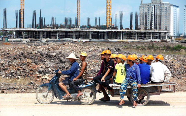 Hồ sơ mời thầu một số gói thầu quy định công nhân, lao động phổ thông là một trong những vị trí nhân sự chủ chốt nhằm đánh giá năng lực nhà thầu. Ảnh: Lê Tiên