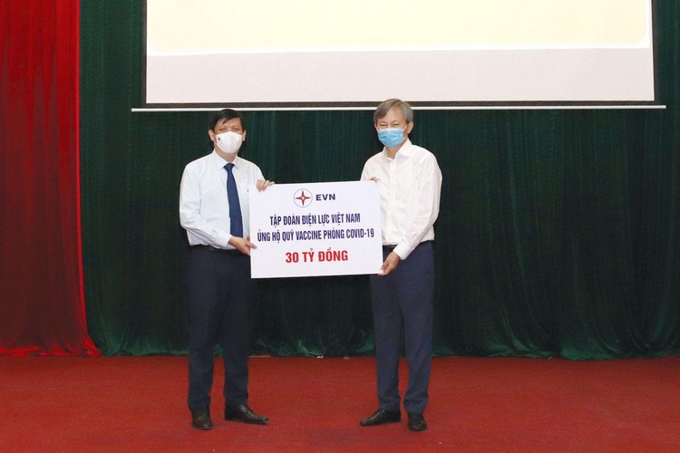 Tổng giám đốc EVN Trần Đình Nhân đại diện Tập đoàn trao tặng Quỹ Vaccine phòng Covid-19 số tiền 30 tỷ đồng