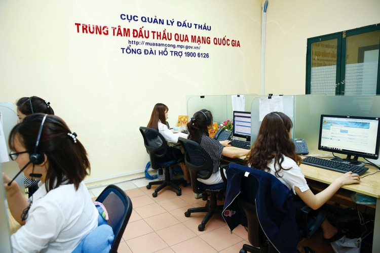 Theo lộ trình, trong năm 2021 phải tổ chức lựa chọn nhà thầu qua mạng đạt tối thiểu 70% số lượng gói thầu áp dụng hình thức đấu thầu rộng rãi, chào hàng cạnh tranh. Ảnh: Lê Tiên