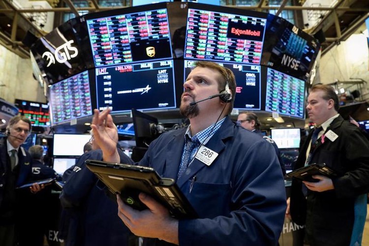 Các nhà giao dịch cổ phiếu trên sàn NYSE ở New York, Mỹ - Ảnh: Reuters.