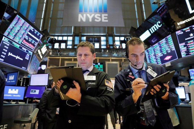 Các nhà giao dịch cổ phiếu trên sàn NYSE ở New York, Mỹ - Ảnh: Reuters.