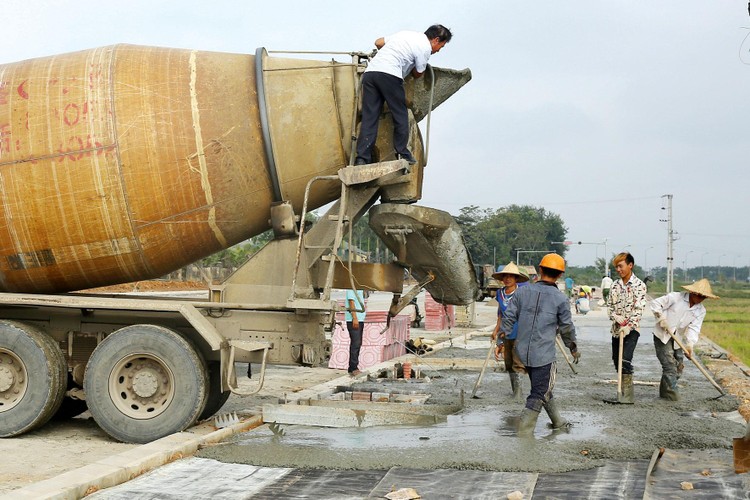 Hồ sơ mời thầu được điều chỉnh, bỏ tiêu chí hợp đồng nguyên tắc ký với đơn vị cung ứng bê tông thương phẩm trong phạm vi ≤ 20km so với công trình hoặc trong địa bàn tỉnh Hà Nam. Ảnh: Nhã Chi