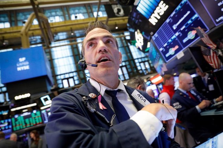 Một nhà giao dịch cổ phiếu trên sàn NYSE ở New York, Mỹ - Ảnh: Reuters.