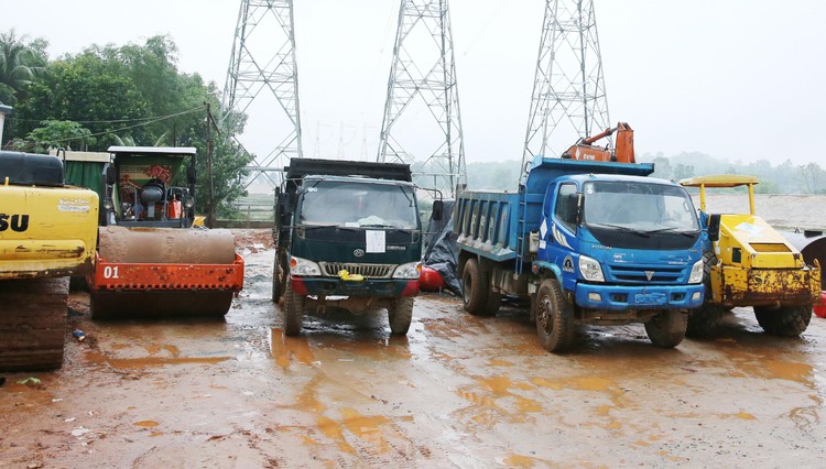 Dù Ban Quản lý dự án di dân tái định cư Thủy điện Sơn La đã chỉnh sửa hồ sơ mời thầu, nhưng vẫn bảo lưu một số tiêu chí về bãi tập kết vật tư, thiết bị phục vụ thi công… Ảnh minh họa: Nhã Chi