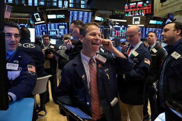 Các nhà giao dịch cổ phiếu trên sàn NYSE ở New York, Mỹ - Ảnh: Reuters.