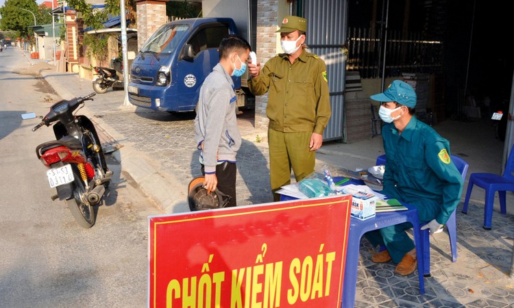 Nhiều nhà thầu gặp khó trong việc mua hồ sơ mời thầu, nộp hồ sơ dự thầu khi các địa phương yêu cầu cách ly những người đến từ vùng dịch. Ảnh minh họa: Gia Minh