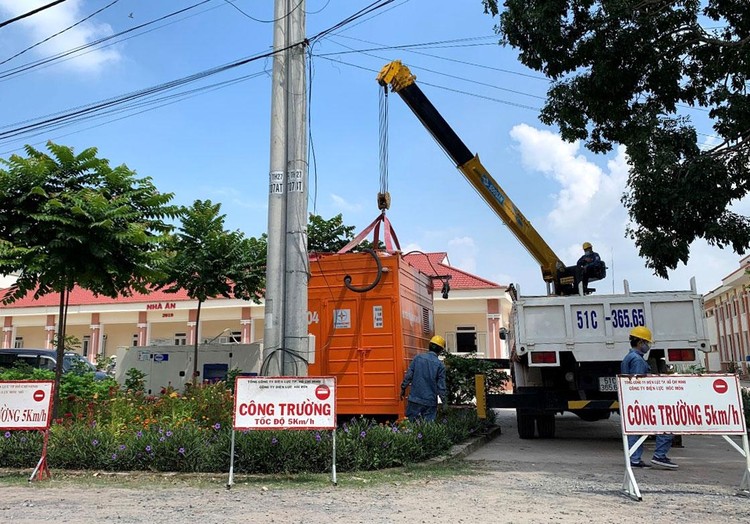 Công ty Điện lực Hóc Môn lắp đặt máy biến áp lưu động 400 kVA để cấp điện ưu tiên cho Bệnh viện dã chiến điều trị Covid-19 tại Sư đoàn 317, huyện Hóc Môn