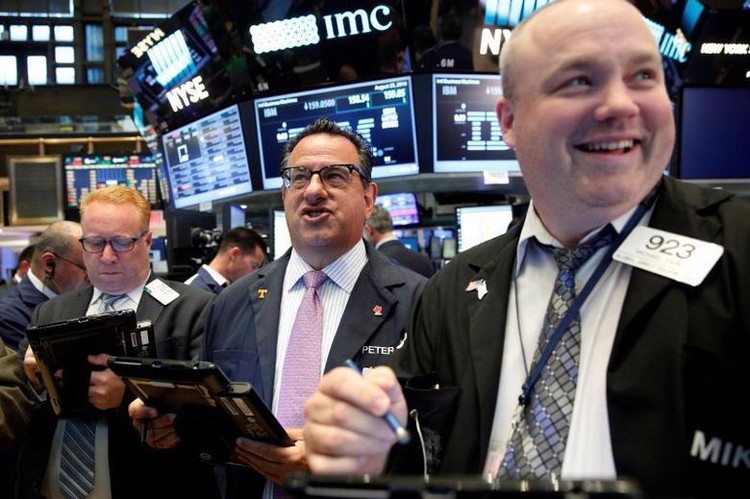 Các nhà giao dịch cổ phiếu trên sàn NYSE ở New York, Mỹ - Ảnh: Reuters.