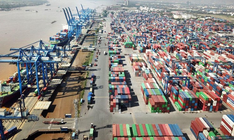 6 tháng đầu năm 2021, khối lượng hàng container thông qua cảng biển tăng 25% so với cùng kỳ năm 2020, mức tăng cao nhất trong vài năm trở lại đây. Ảnh: Lê Tiên