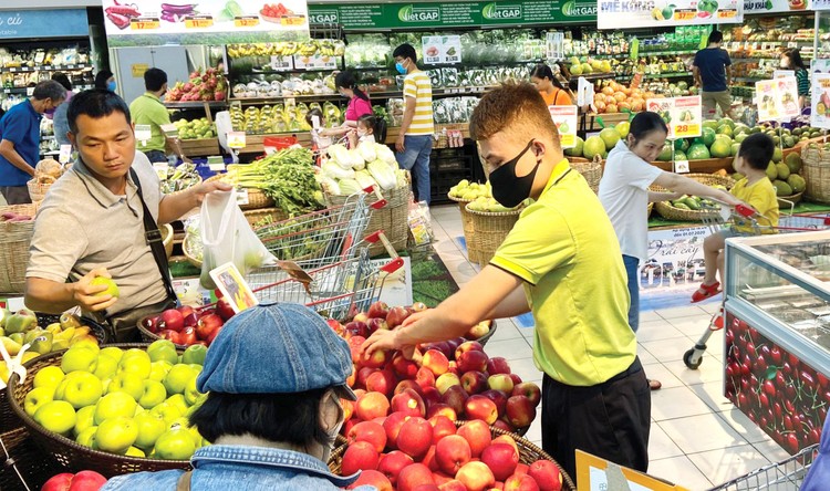 Bộ Tài chính đề nghị các bộ, ngành, địa phương tiếp tục tháo gỡ khó khăn cho sản xuất, kinh doanh và lưu thông hàng hóa để chuẩn bị nguồn hàng dự trữ, bình ổn giá cả thị trường, nhất là dịp cuối năm 2021. Ảnh: Phú An