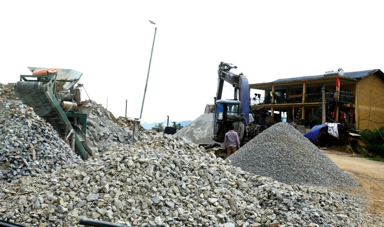 Nhiều địa phương đang thực hiện giãn cách xã hội nên việc vận chuyển vật tư cho các công trình rất khó khăn. Ảnh: Tiên Giang