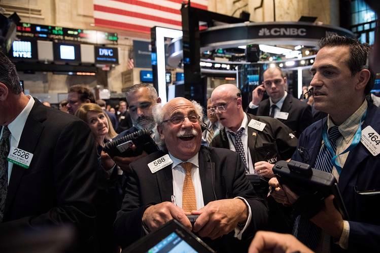 Các nhà giao dịch cổ phiếu trên sàn NYSE ở New York, Mỹ - Ảnh: Reuters.