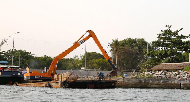 Nhiều gói thầu xây dựng kè trên địa bàn huyện Cần Giờ (TP.HCM) chỉ có 1 nhà thầu dự, giá trúng thầu bám sát giá gói thầu, tỷ lệ giảm giá đạt dưới 1%. Ảnh: Song Lê