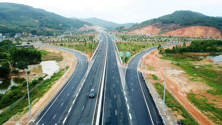 Ngoài vai trò nhà thầu, Công ty CP Đầu tư và Xây dựng giao thông Phương Thành cũng tham gia nhiều dự án BOT như: cao tốc Hạ Long - Vân Đồn, cao tốc Bắc Giang - Lạng Sơn… Ảnh: Tiên Giang