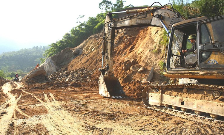 Công ty CP Xây dựng công trình Sông Hồng đang tham gia thi công Dự án Cải tạo, nâng cấp các đoạn xung yếu trên Quốc lộ 24. Ảnh minh họa: Chu Vui