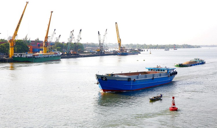 Phương tiện thủy nội địa chủ yếu là loại nhỏ, hoạt động trên tuyến ngắn, năng suất thấp, rất ít phương tiện chở hàng container. Ảnh: Lê Tiên