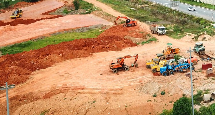 Phó Thủ tướng Lê Văn Thành yêu cầu chủ đầu tư bám sát tiến độ, phấn đấu tháng 12/2021 khởi công gói thầu san lấp mặt bằng Dự án Cảng hàng không quốc tế Long Thành. Ảnh: Phú An