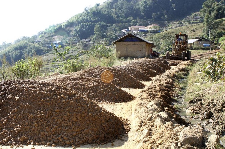 Dự án Xây dựng cơ sở hạ tầng giao thông liên vùng hỗ trợ phát triển kinh tế - xã hội các huyện nghèo tỉnh Yên Bái có tổng mức đầu tư gần 914 tỷ đồng, gồm 7 gói thầu. Ảnh minh họa: Tiên Giang