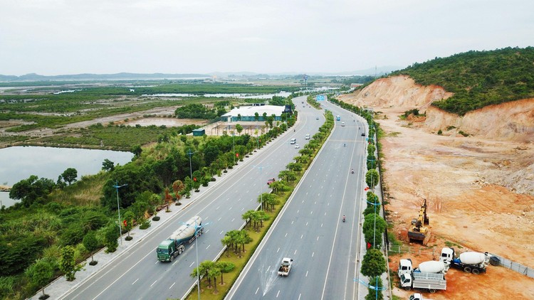 Cơ quan nhà nước có thẩm quyền cần có sự đồng hành với nhà đầu tư trong tháo gỡ, xử lý các khó khăn, vướng mắc tại một số dự án đã triển khai trước khi Luật PPP có hiệu lực để giúp họ yên tâm hơn khi tham gia các dự án mới. Ảnh: Lê Tiên