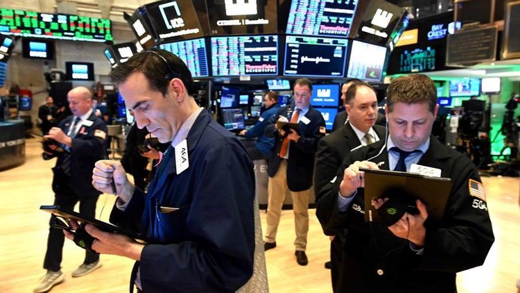 Các nhà giao dịch cổ phiếu trên sàn NYSE ở New York, Mỹ - Ảnh: Reuters.