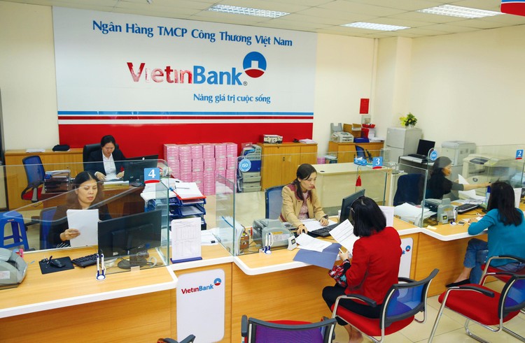 Nhiều chuyên gia dự báo, lãi suất cho vay có thể tăng trong thời gian tới, nhưng mức tăng không lớn bởi thanh khoản của các ngân hàng hiện vẫn rất dồi dào. Ảnh: Lê Tiên