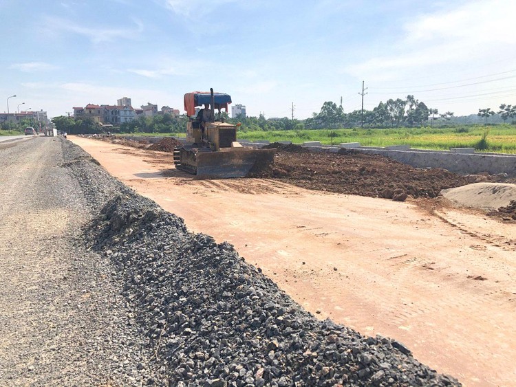 Phó Thủ tướng Lê Văn Thành yêu cầu các địa phương, bộ, ngành rà soát dự án đã bố trí vốn, đôn đốc nhà thầu thi công đẩy nhanh tiến độ giải ngân. Ảnh: Lê Tiên