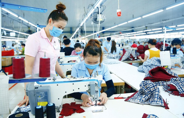 Nỗ lực phục hồi, phát triển kinh tế Việt Nam đang phải đối mặt với nhiều khó khăn, thách thức mới. Ảnh: Lê Tiên