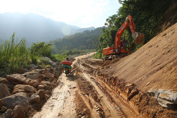 Liên danh Công ty TNHH Đầu tư và Xây dựng Mạnh Quân - Công ty TNHH số 10 Lai Châu đang thi công nhiều công trình giao thông tại Lai Châu. Ảnh minh họa: Nhã Chi