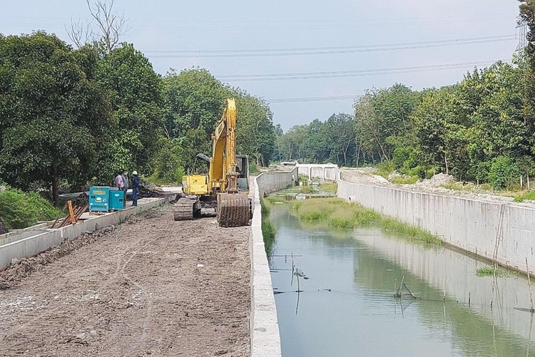 Thi công hệ thống thoát nước bên ngoài hàng rào các khu công nghiệp An Tây, Mai Trung, Việt Hương II. Ảnh: Ngọc Tuấn