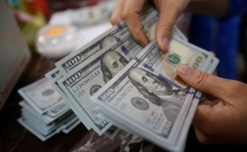 Giá USD sáng nay 21/4 tại BIDV giảm 15 đồng. Ảnh minh họa: Reuters/TTXVN phát