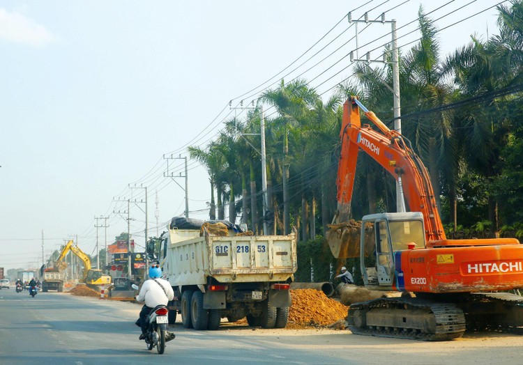 Việc thực hiện kế hoạch đầu tư công tại các địa phương phía Nam gặp nhiều vướng mắc như giải phóng mặt bằng, hồ sơ thủ tục chuẩn bị đầu tư, giá vật liệu xây dựng tăng cao. Ảnh : Hoài Tâm