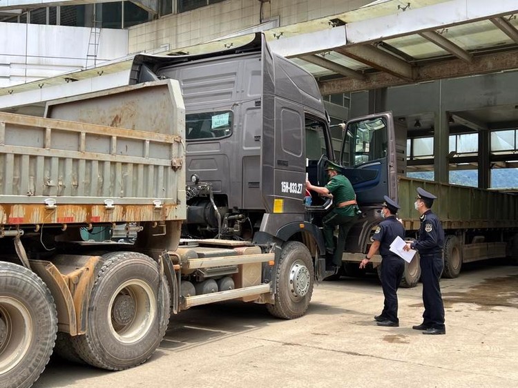 Hải quan và Biên phòng cửa khẩu Cầu Treo phối (Hà Tĩnh) hợp kiểm tra phương tiện và hàng hóa