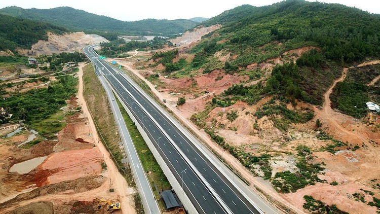 Để phát huy hiệu quả của Chương trình phục hồi và phát triển kinh tế - xã hội, các địa phương, đơn vị cần khẩn trương hoàn thiện thủ tục đầu tư dự án, đảm bảo đúng thời hạn. Ảnh: Nhã Chi