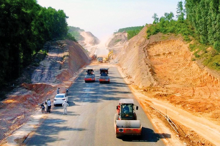 Từ khi khởi công đến 26/5/2022, sản lượng thi công cao tốc Cam Lộ - La Sơn đạt 4.931,67 tỷ đồng, tương ứng 86,66% giá trị xây lắp. Ảnh: TV