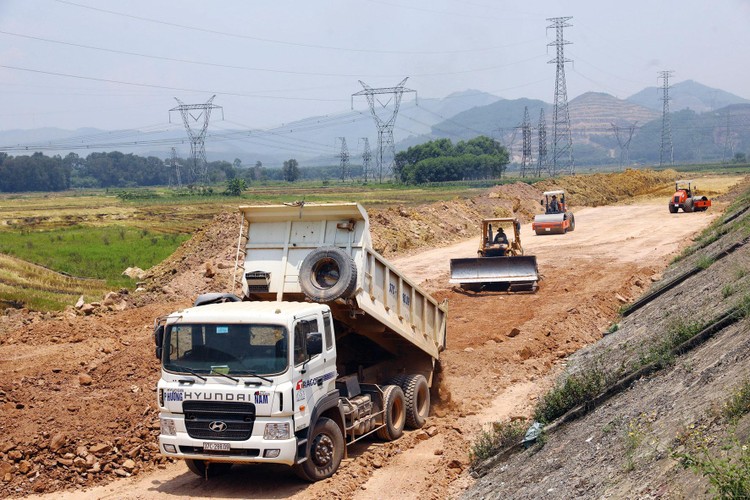 Hiện tiến độ 4 dự án thành phần: Mai Sơn - Quốc lộ 45, Cam Lộ - La Sơn, Vĩnh Hảo - Phan Thiết, Phan Thiết - Dầu Giây chậm 1,7% so với kế hoạch. Ảnh: Tường Lâm