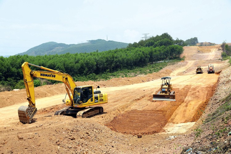 Một trong những khuyến nghị khi sửa Luật Đấu thầu là cần chú trọng công tác giám sát, quản lý thực hiện hợp đồng sau đấu thầu để đảm bảo chất lượng công trình. Ảnh: Tường Lâm