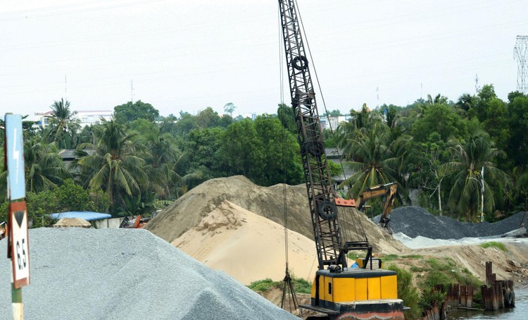 Năm 2022, nhu cầu cát phục vụ xây dựng các công trình trên địa bàn tỉnh Đồng Tháp khoảng 16 triệu m3 nhưng trữ lượng khai thác tối đa chỉ hơn 6 triệu m3. Ảnh minh họa: N.Chi