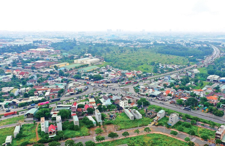 Dự án Đường cao tốc Biên Hòa - Vũng Tàu đoạn đi qua tỉnh Đồng Nai dài hơn 34 km trên tổng chiều dài 53,7 km toàn tuyến nên áp lực giải phóng mặt bằng rất lớn. Ảnh: Song Lê