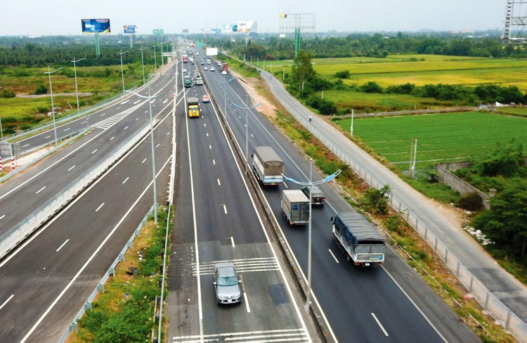 Cao tốc Trung Lương - Mỹ Thuận dù đã hoàn thành đi vào sử dụng cuối tháng 4/2022, nhưng một số nhà thầu vẫn nợ tiền mua vật liệu xây dựng. Ảnh: Lê Tiên