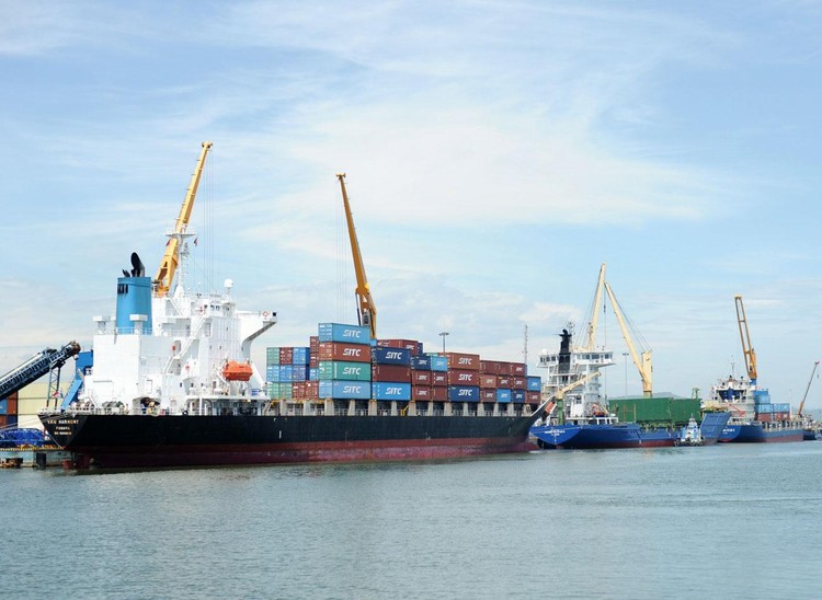 Cảng Chu Lai tại Khu kinh tế mở Chu Lai phát huy vai trò nâng cao kim ngạch xuất khẩu, hình thành chuỗi dịch vụ logistics tại khu vực duyên hải Nam Trung Bộ. Ảnh: Hà Minh