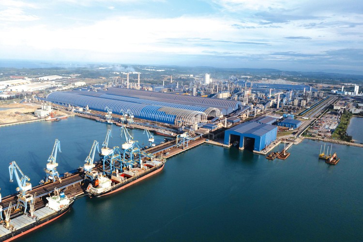 Khu kinh tế Dung Quất được định hướng trở thành một trong những trung tâm kinh tế biển năng động, đa ngành, đa lĩnh vực, trọng tâm là công nghiệp lọc hóa dầu, công nghiệp hóa chất và công nghiệp nặng. Ảnh: Hà Minh
